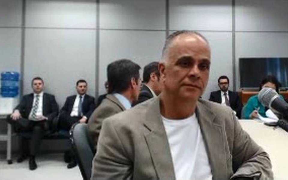 Esnobado inicialmente pelo Ministério Público Federal e pelo do Estado de Minas Gerais, Marcos Valério acabou fechando um acordo de colaboração premiada com a Polícia Federal; agora, procuradores do MP mineiro voltaram a conversar com o publicitário sobre uma eventual delação: Valério foi ouvido pelo promotor Leonardo Barbabela como testemunha em um inquérito civil; segundo ele, Barbabela disse haver interesse na colaboração sobre investigações em curso na Promotoria; O MP de Minas confirma o encontro, mas nega conversa sobre delação (Foto: Giuliana Miranda) Esnobado inicialmente pelo Ministério Público Federal e pelo do Estado de Minas Gerais, Marcos Valério acabou fechando um acordo de colaboração premiada com a Polícia Federal; agora, procuradores do MP mineiro voltaram a conversar com o publicitário sobre uma eventual delação: Valério foi ouvido pelo promotor Leonardo Barbabela como testemunha em um inquérito civil; segundo ele, Barbabela disse haver interesse na colaboração sobre investigações em curso na Promotoria; O MP de Minas confirma o encontro, mas nega conversa sobre delação