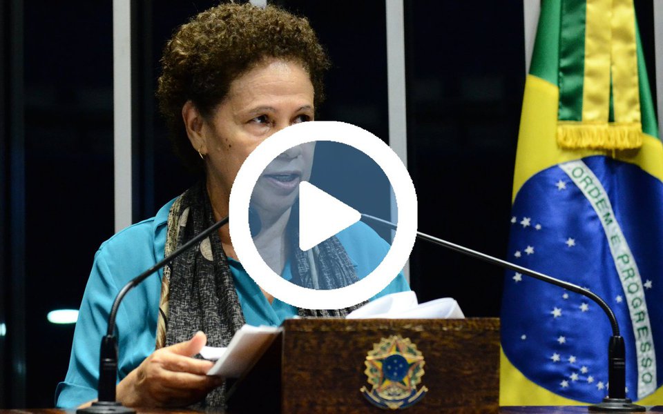 A senadora Regina Sousa, do PT do Piauí, fez um discurso emocionado contra o racismo e o preconceito na tribuna e contou ter sido derrotada na Justiça do Distrito Federal em uma ação que pedia que o Youtube retirasse o vídeo da blogueira Joice Hasselmann, que disparou xingamentos como "anta" e "analfabeta" contra a parlamentar; "Foi unanimidade, eu fico pensando o que passa na cabeça de um colegiado para achar que é normal algo assim. Ela me chamou de coisas terríveis", lamentou a senadora; assista (Foto: Gisele Federicce) A senadora Regina Sousa, do PT do Piauí, fez um discurso emocionado contra o racismo e o preconceito na tribuna e contou ter sido derrotada na Justiça do Distrito Federal em uma ação que pedia que o Youtube retirasse o vídeo da blogueira Joice Hasselmann, que disparou xingamentos como "anta" e "analfabeta" contra a parlamentar; "Foi unanimidade, eu fico pensando o que passa na cabeça de um colegiado para achar que é normal algo assim. Ela me chamou de coisas terríveis", lamentou a senadora; assista
