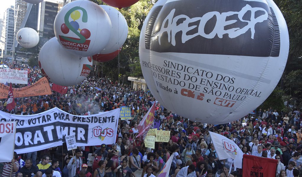 Categoria decidiu se juntar ao movimento liderado por sindicatos e movimentos sociais contra as reformas da Previdência e das leis trabalhistas; Sindicato dos Professores de São Paulo (Sinpro-SP) declarou que a paralisação foi decidida em assembleia realizada no dia 8 de abril, com aprovação de mais de 200 professores; os sindicatos da rede particular do Rio de Janeiro e de Campinas (SP) também pretendem aderir ao movimento; é a segunda vez que professores da rede privada participam de protestos contra as propostas do governo (Foto: Aquiles Lins) Categoria decidiu se juntar ao movimento liderado por sindicatos e movimentos sociais contra as reformas da Previdência e das leis trabalhistas; Sindicato dos Professores de São Paulo (Sinpro-SP) declarou que a paralisação foi decidida em assembleia realizada no dia 8 de abril, com aprovação de mais de 200 professores; os sindicatos da rede particular do Rio de Janeiro e de Campinas (SP) também pretendem aderir ao movimento; é a segunda vez que professores da rede privada participam de protestos contra as propostas do governo