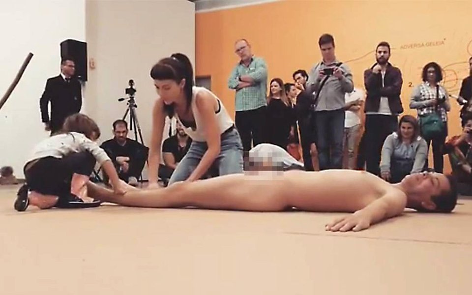 Juro que vi uma mulher amamentando uma criança. Fiz cara feia, quase fui lá dar um esporro nela. Onde já se viu? a mulher com o seio de fora, em local público, e o garotinho lá, caindo de boca. O que isso fará com a cabeça das outras crianças ali presentes? Tratei logo de virar o rosto da minha filha. Isso é ou não é pedofilia? (Foto: Lelê Teles) Juro que vi uma mulher amamentando uma criança. Fiz cara feia, quase fui lá dar um esporro nela. Onde já se viu? a mulher com o seio de fora, em local público, e o garotinho lá, caindo de boca. O que isso fará com a cabeça das outras crianças ali presentes? Tratei logo de virar o rosto da minha filha. Isso é ou não é pedofilia?