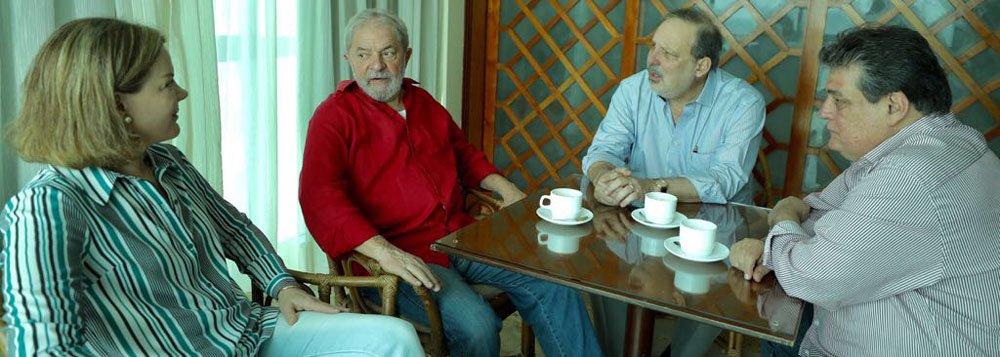 Senador Armando Monteiro (PTB-PE) teve um encontro com o ex-presidente Luiz Inácio Lula da Silva na manhã desta sexta-feira (25); no encontro, Armando e Lula fizeram uma análise da conjuntura nacional e do processo político regional; após a reunião, Lula seguiu para Ipojuca, na Região Metropolitana do Recife para participar de um ato em defesa da indústria naval (Foto: Paulo Emílio) Senador Armando Monteiro (PTB-PE) teve um encontro com o ex-presidente Luiz Inácio Lula da Silva na manhã desta sexta-feira (25); no encontro, Armando e Lula fizeram uma análise da conjuntura nacional e do processo político regional; após a reunião, Lula seguiu para Ipojuca, na Região Metropolitana do Recife para participar de um ato em defesa da indústria naval