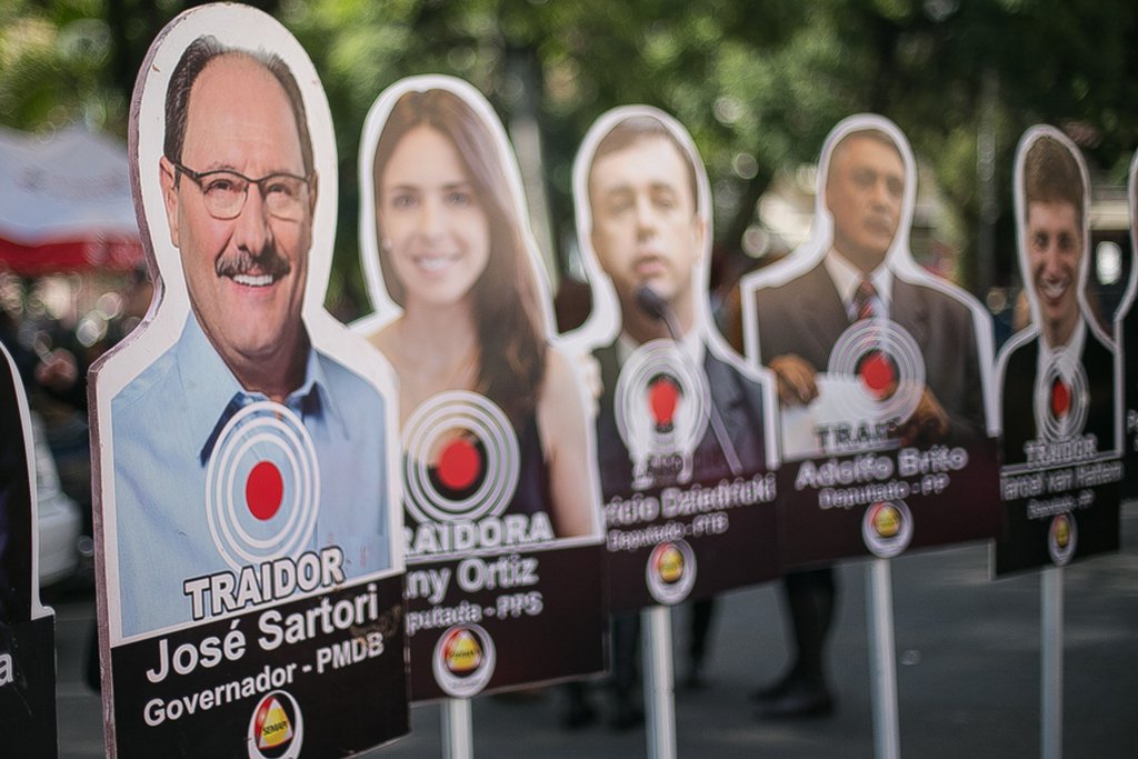 20/06/2017 - PORTO ALEGRE, RS - Ato do SEMAPI na Praça da Matriz. Foto: Giovana Fleck/Sul21 (Foto: Leonardo Lucena) 20/06/2017 - PORTO ALEGRE, RS - Ato do SEMAPI na Praça da Matriz. Foto: Giovana Fleck/Sul21
