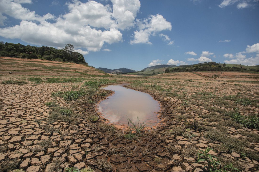 Por causa da falta de chuva em grande parte da Bahia, o governador Rui Costa publicou nesta quinta-feira no Diário Oficial do Estado a 'situação de emergência' em 173 municípios; o decreto segue instrução normativa do Ministério da Integração Nacional, que estabelece critérios para decretar situação de emergência nas cidades, nos estados e no Distrito Federal; após a publicação, a lista segue para a esfera federal, que pode fornecer auxílio complementar, inclusive financeiro (Foto: Romulo Faro) Por causa da falta de chuva em grande parte da Bahia, o governador Rui Costa publicou nesta quinta-feira no Diário Oficial do Estado a 'situação de emergência' em 173 municípios; o decreto segue instrução normativa do Ministério da Integração Nacional, que estabelece critérios para decretar situação de emergência nas cidades, nos estados e no Distrito Federal; após a publicação, a lista segue para a esfera federal, que pode fornecer auxílio complementar, inclusive financeiro