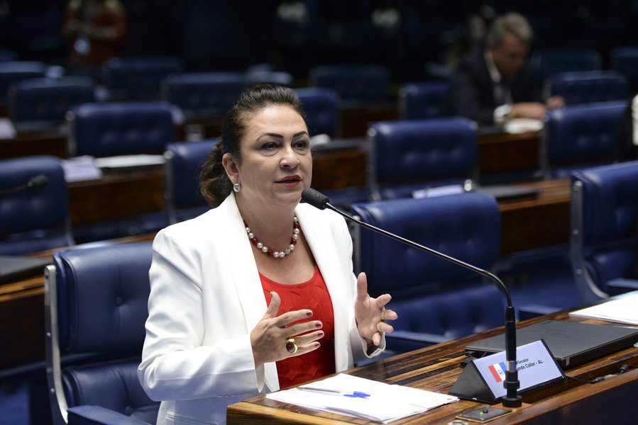 A senadora Kátia Abreu (PMDB-TO) pediu à Procuradora-Geral da República, Raquel Dodge, e ao presidente do TCU, Raimundo Carreiro, apuração de irregularidades na construção do Hospital Geral de Gurupi; as obras deveriam ter sido concluídas há dois anos, mas, de acordo com a parlamentar, estão paralisadas devido à má gestão da Secretaria de Saúde do Tocantins; por meio de emendas parlamentares, a congressista destinou R$ 41 milhões para a construção do hospital, mas, desse montante, R$ 35,3 milhões ainda estão na conta do convênio firmado entre o governo do Tocantins e a empresa vencedora da licitação, a Construtora Centro Norte LTDA – Coceno (Foto: Leonardo Lucena) A senadora Kátia Abreu (PMDB-TO) pediu à Procuradora-Geral da República, Raquel Dodge, e ao presidente do TCU, Raimundo Carreiro, apuração de irregularidades na construção do Hospital Geral de Gurupi; as obras deveriam ter sido concluídas há dois anos, mas, de acordo com a parlamentar, estão paralisadas devido à má gestão da Secretaria de Saúde do Tocantins; por meio de emendas parlamentares, a congressista destinou R$ 41 milhões para a construção do hospital, mas, desse montante, R$ 35,3 milhões ainda estão na conta do convênio firmado entre o governo do Tocantins e a empresa vencedora da licitação, a Construtora Centro Norte LTDA – Coceno