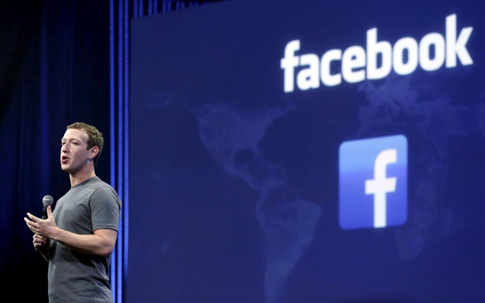 O criador do Facebook aproveitou o Yom Kippur, o dia judaico do perdão, uma das datas mais importantes da religião, para pedir desculpas com as pessoas que magoou, e também "pelas maneiras que meu trabalho foi usado para dividir as pessoas em vez de nos unir"; declaração é importante, uma vez que o Facebook tem sido acusado de ser uma arma de manipulação de informação, o que ficou bastante claro especialmente nas eleições americanas do ano passado, nas quais 'fake news', as famigeradas notícias falsas, foram compartilhadas a torto e a direito (Foto: Aquiles Lins) O criador do Facebook aproveitou o Yom Kippur, o dia judaico do perdão, uma das datas mais importantes da religião, para pedir desculpas com as pessoas que magoou, e também "pelas maneiras que meu trabalho foi usado para dividir as pessoas em vez de nos unir"; declaração é importante, uma vez que o Facebook tem sido acusado de ser uma arma de manipulação de informação, o que ficou bastante claro especialmente nas eleições americanas do ano passado, nas quais 'fake news', as famigeradas notícias falsas, foram compartilhadas a torto e a direito