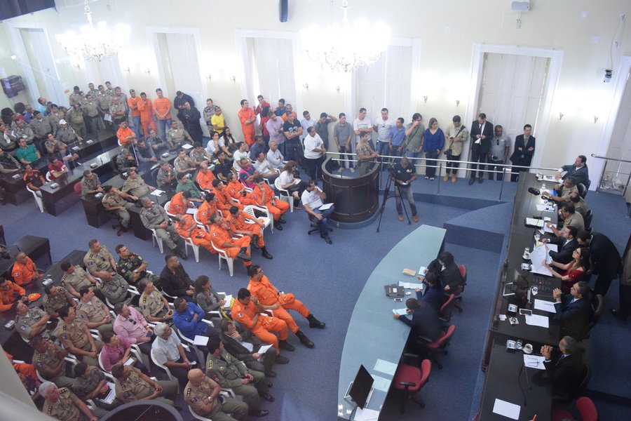 As associações que representam os integrantes da Polícia Militar e do Corpo de Bombeiros de Alagoas prometem uma série de mobilizações para pressionar o governador Renan Filho (PMDB) a vetar mudanças contidas em projeto de lei aprovado pela Assembleia Legislativa e que alteram o estatuto das corporações; eles apontam que as mudanças vão causar prejuízos (Foto: Voney Malta) As associações que representam os integrantes da Polícia Militar e do Corpo de Bombeiros de Alagoas prometem uma série de mobilizações para pressionar o governador Renan Filho (PMDB) a vetar mudanças contidas em projeto de lei aprovado pela Assembleia Legislativa e que alteram o estatuto das corporações; eles apontam que as mudanças vão causar prejuízos