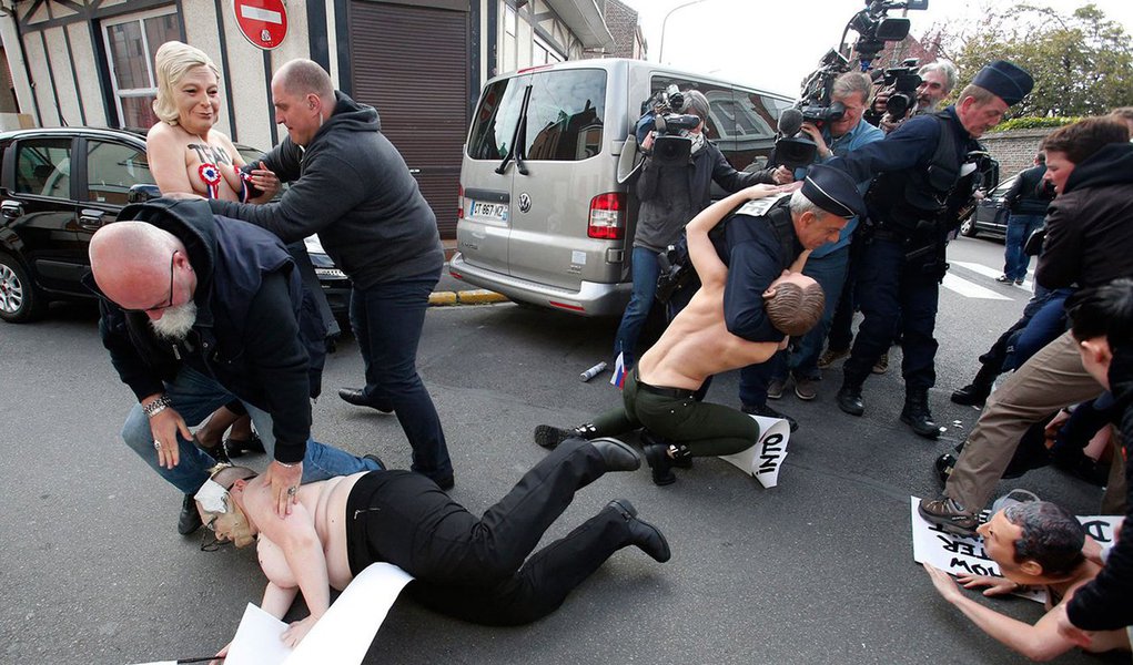 A polícia francesa deteve neste domingo (23) um grupo de militantes do movimento Femen que tentou boicotar o voto da candidata ultradireitista à presidência da França Marine Le Pen, em seu reduto eleitoral de Hénin-Beaumont, no norte de França; uma dúzia de militantes dessa organização feminista apareceu no colégio eleitoral da líder da Frente Nacional (FN) com os seios descobertos e usando máscaras de Marine, de seu pai, Jean-Marie, e dos presidentes da Rússia, Vladimir Putin, da Síria, Bashar Al Assad, e dos Estados Unidos, Donald Trump
(Foto: Aquiles Lins)
A polícia francesa deteve neste domingo (23) um grupo de militantes do movimento Femen que tentou boicotar o voto da candidata ultradireitista à presidência da França Marine Le Pen, em seu reduto eleitoral de Hénin-Beaumont, no norte de França; uma dúzia de militantes dessa organização feminista apareceu no colégio eleitoral da líder da Frente Nacional (FN) com os seios descobertos e usando máscaras de Marine, de seu pai, Jean-Marie, e dos presidentes da Rússia, Vladimir Putin, da Síria, Bashar Al Assad, e dos Estados Unidos, Donald Trump