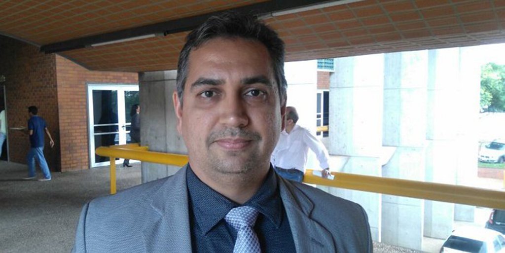 A Associação Piauiense do Ministério Público (APMP), presidida pelo promotor Glécio Setúbal, divulgou "Nota de Repúdio", contra o que chamou de "retrocesso" e "clara retaliação ao trabalho desenvolvido pelo Ministério Público do Piauí, principalmente no que diz respeito ao combate à corrupção", a aprovação pela Assembleia Legislativa da PEC que exclui os promotores da disputa pelo cargo de procurador-geral de Justiça; veja a íntegra do texto
(Foto: Leonardo Lucena) A Associação Piauiense do Ministério Público (APMP), presidida pelo promotor Glécio Setúbal, divulgou "Nota de Repúdio", contra o que chamou de "retrocesso" e "clara retaliação ao trabalho desenvolvido pelo Ministério Público do Piauí, principalmente no que diz respeito ao combate à corrupção", a aprovação pela Assembleia Legislativa da PEC que exclui os promotores da disputa pelo cargo de procurador-geral de Justiça; veja a íntegra do texto