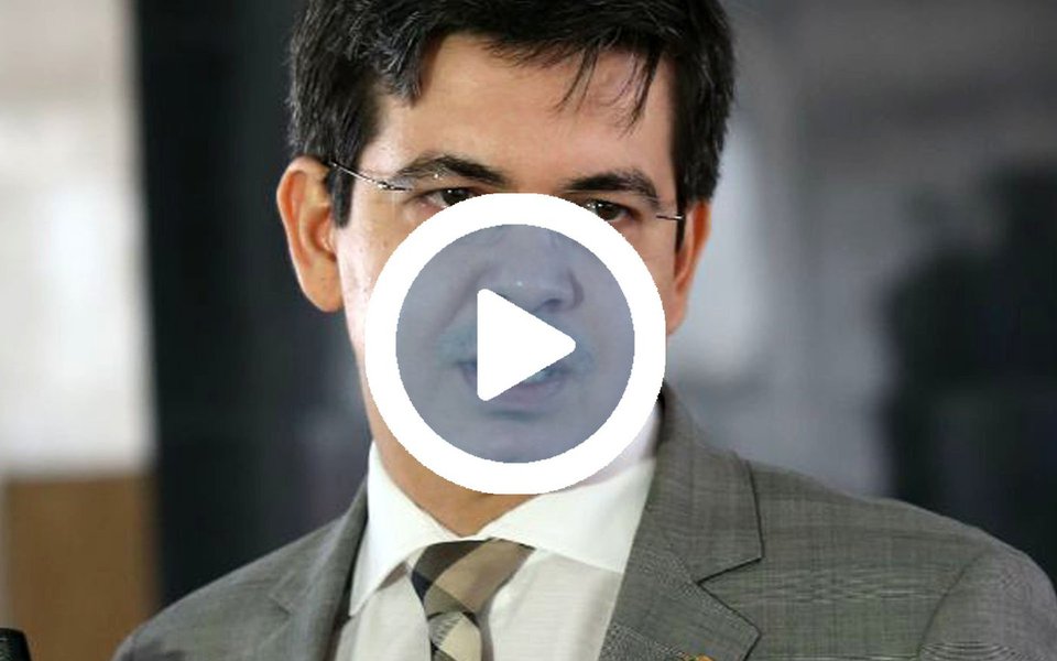 O senador Randolfe Rodrigues (Rede-AP) protocolou no Conselho de Ética do Senado um pedido de cassação dos senadores Aécio Neves (PSDB-MG) e Zezé Perrella (PSDB-MG), após a delação dos donos da JBS, os empresários Joesley Batista e seu irmão Wesley; "Tão logo a representação seja protocolada, não restará alternativa ao presidente da Casa (Eunício Oliveira, do PMDB-CE) e aos líderes partidários, a não ser fazer a indicação dos seus representantes ao Conselho de Ética", disse Randolfe; o parlamentar também revelou que pedirá o impeachment de Michel Temer; "A continuação deste governo só fará a república sangrar" (Foto: Leonardo Lucena) O senador Randolfe Rodrigues (Rede-AP) protocolou no Conselho de Ética do Senado um pedido de cassação dos senadores Aécio Neves (PSDB-MG) e Zezé Perrella (PSDB-MG), após a delação dos donos da JBS, os empresários Joesley Batista e seu irmão Wesley; "Tão logo a representação seja protocolada, não restará alternativa ao presidente da Casa (Eunício Oliveira, do PMDB-CE) e aos líderes partidários, a não ser fazer a indicação dos seus representantes ao Conselho de Ética", disse Randolfe; o parlamentar também revelou que pedirá o impeachment de Michel Temer; "A continuação deste governo só fará a república sangrar"