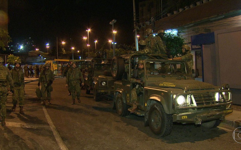 Militares das Forças Armadas estão deixando a comunidade da Rocinha, no bairro de São Conrado, na zona sul do Rio. O primeiro comboio saiu do local por volta das 4h desta sexta-feira (29); de acordo com o ministro da Defesa, Raul Jungmann, a retirada será gradual e ocorrerá ao longo do dia; tropas fazem a segurança da favela desde o último dia 17, quando foram acionadas por solicitação do governo fluminense em função de um conflito entre traficantes rivais pelo controle de pontos de venda de drogas na região; na noite desta quinta-feira, porém, um novo tiroteio deixou uma pessoa morta na comunidade (Foto: Paulo Emílio) Militares das Forças Armadas estão deixando a comunidade da Rocinha, no bairro de São Conrado, na zona sul do Rio. O primeiro comboio saiu do local por volta das 4h desta sexta-feira (29); de acordo com o ministro da Defesa, Raul Jungmann, a retirada será gradual e ocorrerá ao longo do dia; tropas fazem a segurança da favela desde o último dia 17, quando foram acionadas por solicitação do governo fluminense em função de um conflito entre traficantes rivais pelo controle de pontos de venda de drogas na região; na noite desta quinta-feira, porém, um novo tiroteio deixou uma pessoa morta na comunidade