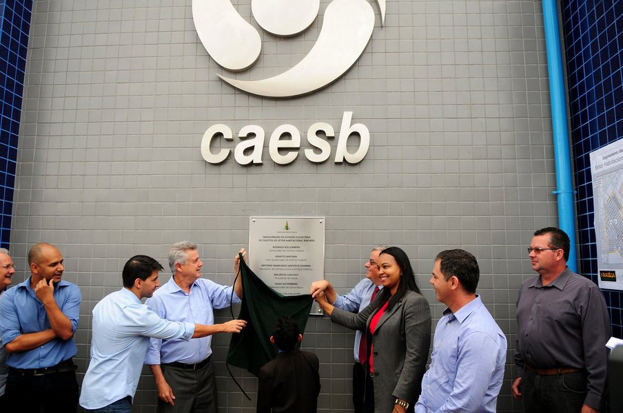 O governador de Brasília, Rodrigo Rollemberg, inaugurou a Estação Elevatória de Esgotos do Setor Habitacional Ribeirão, no condomínio Porto Rico em Santa Maria. Foram investidos cerca de R$ 2,7 milhões na construção da estrutura, que permitirá a instalação do esgotamento sanitário do setor; são 40 mil metros de rede coletora para atender cerca de 2,5 mil lotes residenciais (Foto: Leonardo Lucena) O governador de Brasília, Rodrigo Rollemberg, inaugurou a Estação Elevatória de Esgotos do Setor Habitacional Ribeirão, no condomínio Porto Rico em Santa Maria. Foram investidos cerca de R$ 2,7 milhões na construção da estrutura, que permitirá a instalação do esgotamento sanitário do setor; são 40 mil metros de rede coletora para atender cerca de 2,5 mil lotes residenciais