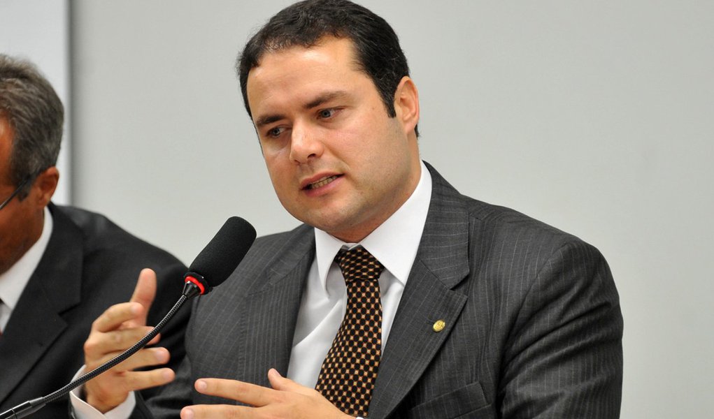 O governador Renan Filho (PMDB) criou a empresa Alagoas Ativos para pilotar os grandes projetos de investimentos que estão sendo tocados ou vão ser realizados no estado por meio de parcerias público privadas; ela vai começar comandando projetos que somam investimentos de mais de R$ 400 milhões; nova empresa deve assumir a gestão do programa de concessões e é vinculada à Secretaria da Fazenda (Foto: Voney Malta) O governador Renan Filho (PMDB) criou a empresa Alagoas Ativos para pilotar os grandes projetos de investimentos que estão sendo tocados ou vão ser realizados no estado por meio de parcerias público privadas; ela vai começar comandando projetos que somam investimentos de mais de R$ 400 milhões; nova empresa deve assumir a gestão do programa de concessões e é vinculada à Secretaria da Fazenda