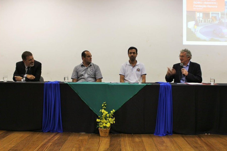 Para fomentar o desenvolvimento econômico e social dos municípios ao longo da bacia do Rio Doce, a Fundação Renova, em parceria com o Banco de Desenvolvimento de Minas Gerais (BDMG) e Banco de Desenvolvimento do Espírito Santo (Bandes), lançou o Desenvolve Rio Doce, um fundo de financiamento de capital de giro com recursos de R$ 40 milhões; a iniciativa oferece condições especiais de prazo e taxa de juros; o financiamento facilitado visa oferecer suporte a empresas com capacidade de expansão e recuperação econômica (Foto: Leonardo Lucena) Para fomentar o desenvolvimento econômico e social dos municípios ao longo da bacia do Rio Doce, a Fundação Renova, em parceria com o Banco de Desenvolvimento de Minas Gerais (BDMG) e Banco de Desenvolvimento do Espírito Santo (Bandes), lançou o Desenvolve Rio Doce, um fundo de financiamento de capital de giro com recursos de R$ 40 milhões; a iniciativa oferece condições especiais de prazo e taxa de juros; o financiamento facilitado visa oferecer suporte a empresas com capacidade de expansão e recuperação econômica