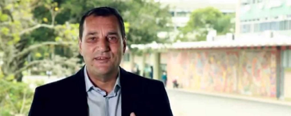 A Polícia Federal prendeu na manhã desta quinta-feira o reitor da Universidade Federal de Santa Catarina, Luis Carlos Cancellier de Olivo, e outros professores e funcionários da instituição, na Operação Ouvidos Moucos; ação da PF investiga esquema de corrupção que teria desviado bolsas e verbas no valor total de R$ 80 milhões nos recursos para cursos de Educação a Distância (EaD) (Foto: José Barbacena) A Polícia Federal prendeu na manhã desta quinta-feira o reitor da Universidade Federal de Santa Catarina, Luis Carlos Cancellier de Olivo, e outros professores e funcionários da instituição, na Operação Ouvidos Moucos; ação da PF investiga esquema de corrupção que teria desviado bolsas e verbas no valor total de R$ 80 milhões nos recursos para cursos de Educação a Distância (EaD)