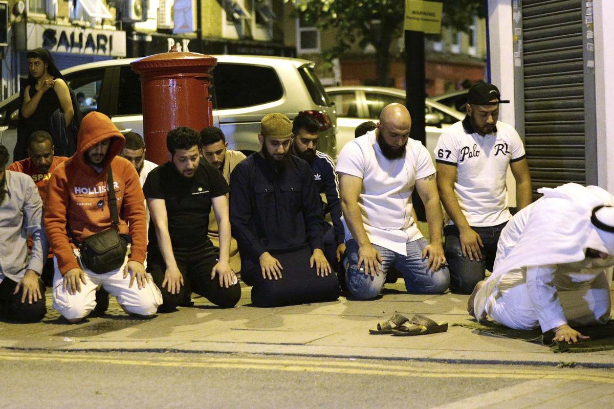 Muçulmanos rezam após atropelamento que matou uma pessoa e feriu outras dez em Londres, terrorismo, Reino Unido, Inglaterra (Foto: Paulo Emílio) Muçulmanos rezam após atropelamento que matou uma pessoa e feriu outras dez em Londres, terrorismo, Reino Unido, Inglaterra