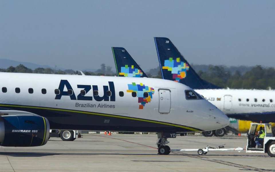 Comissão de Valores Mobiliários (CVM) suspendeu nesta quinta-feira a oferta inicial de ações (IPO, na sigla em inglês) da companhia aérea Azul por até 30 dias, após constatar que materiais de apresentação da operação foram divulgados na Internet, o que é proibido; apresentação veiculada no website www.RetailRoadshow.com mostra o fundador e presidente do conselho de administração da Azul, David Neeleman, e o diretor financeiro da companhia, John Rodgerson, falando sobre números da companhia aérea e acompanhados por slides com gráficos da empresa (Foto: Aquiles Lins) Comissão de Valores Mobiliários (CVM) suspendeu nesta quinta-feira a oferta inicial de ações (IPO, na sigla em inglês) da companhia aérea Azul por até 30 dias, após constatar que materiais de apresentação da operação foram divulgados na Internet, o que é proibido; apresentação veiculada no website www.RetailRoadshow.com mostra o fundador e presidente do conselho de administração da Azul, David Neeleman, e o diretor financeiro da companhia, John Rodgerson, falando sobre números da companhia aérea e acompanhados por slides com gráficos da empresa