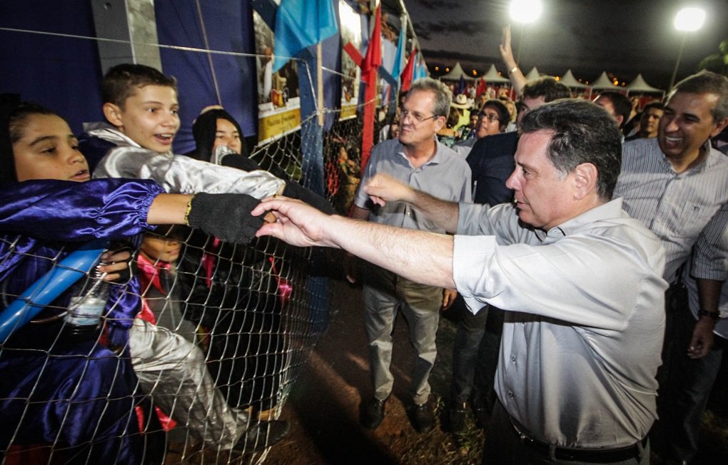 O governador Marconi Perillo foi recebido com carinho pela população de Palmeiras de Goiás, sua terra natal, para o encerramento das Cavalhadas do município, no domingo; Marconi assistiu ao encerramento da Festa do Divino Espírito Santo, realizada há 109 anos no município, e assinou convênio do Goiás na Frente com o prefeito Vando Vitor (PSDB) para a liberação de R$ 3 milhões para investimentos no município; Marconi teve intensa agenda de trabalho e também assistiu às Cavalhadas e anunciou benefícios em Crixás e em São Francisco de Goiás; "Eu participo das Cavalhadas de Palmeiras desde criança, é sempre uma emoção muito grande ver a manifestação da fé cristã aqui na minha terra natal, pela qual tenho muito amor" (Foto: José Barbacena) O governador Marconi Perillo foi recebido com carinho pela população de Palmeiras de Goiás, sua terra natal, para o encerramento das Cavalhadas do município, no domingo; Marconi assistiu ao encerramento da Festa do Divino Espírito Santo, realizada há 109 anos no município, e assinou convênio do Goiás na Frente com o prefeito Vando Vitor (PSDB) para a liberação de R$ 3 milhões para investimentos no município; Marconi teve intensa agenda de trabalho e também assistiu às Cavalhadas e anunciou benefícios em Crixás e em São Francisco de Goiás; "Eu participo das Cavalhadas de Palmeiras desde criança, é sempre uma emoção muito grande ver a manifestação da fé cristã aqui na minha terra natal, pela qual tenho muito amor"