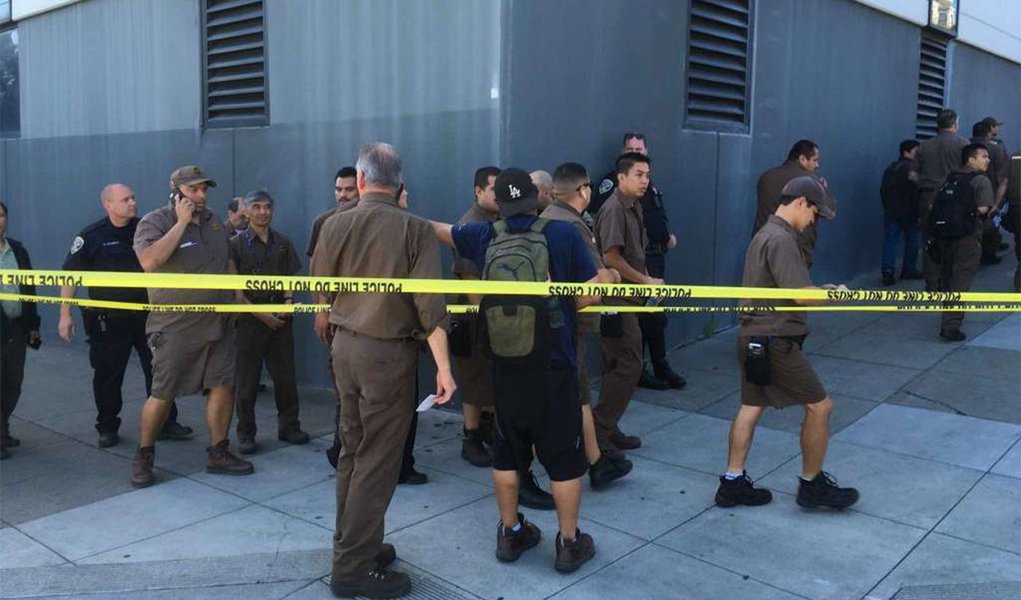Um homem vestido com um uniforme da UPS e armado com uma pistola abriu fogo em uma unidade da empresa de logística em San Francisco, matando três pessoas antes de atirar em sua própria cabeça; o atirador e as vítimas eram todos motoristas (Foto: Gisele Federicce) Um homem vestido com um uniforme da UPS e armado com uma pistola abriu fogo em uma unidade da empresa de logística em San Francisco, matando três pessoas antes de atirar em sua própria cabeça; o atirador e as vítimas eram todos motoristas