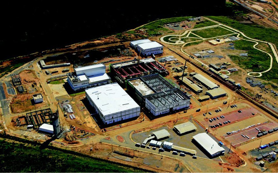 Ministério da Saúde anunciou que fará negociações com investidores para iniciar a construção de uma fábrica de Fator VIII recombinante, no complexo da Empresa Brasileira de Hemoderivados e Biotecnologia (Hemobrás) em Goiana, município de Pernambuco; anúncio ocorre após um impasse que mobilizou ministros pernambucanos, o Tribunal de Contas da União (TCU) e o Ministério Público Federal (MPF) para questionar a intenção do Ministério da Saúde de passar parte da produção ao Paraná, estado de origem e reduto eleitoral do ministro da Saúde, Ricardo Barros (Foto: Paulo Emílio) Ministério da Saúde anunciou que fará negociações com investidores para iniciar a construção de uma fábrica de Fator VIII recombinante, no complexo da Empresa Brasileira de Hemoderivados e Biotecnologia (Hemobrás) em Goiana, município de Pernambuco; anúncio ocorre após um impasse que mobilizou ministros pernambucanos, o Tribunal de Contas da União (TCU) e o Ministério Público Federal (MPF) para questionar a intenção do Ministério da Saúde de passar parte da produção ao Paraná, estado de origem e reduto eleitoral do ministro da Saúde, Ricardo Barros