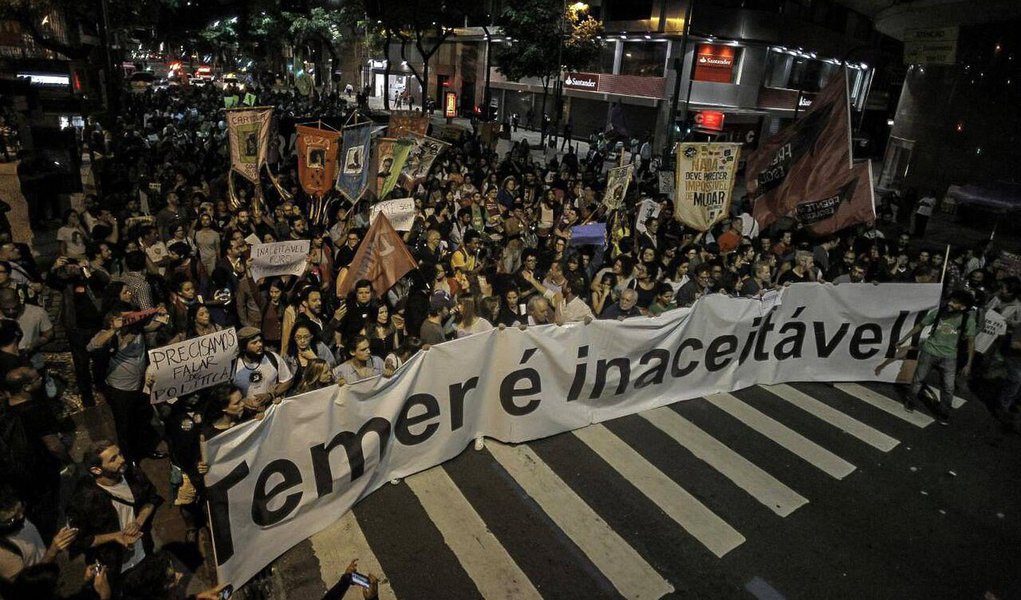 Manifestantes marcham na Avenida Rio Branco, uma das principais vias do Centro do Rio de Janeiro, na noite desta terça-feira (24), em protesto contra o presidente Michel Temer; durante o trajeto, as linhas do VLT (Veículo Leve sobre Trilhos) chegaram a ser bloqueadas para a passagem da manifestação; ato, no Centro do Rio, tem o apoio de artistas, entidades de classe e de diversos partidos. O cantor e compositor Caetano Veloso, a atriz Alinne Moraes, a escritora Marcia Tiburi, o escritor Xico Sá, o cantor Leoni, o deputado Marcelo Freixo e o vereador Tarcísio Motta, do Psol, são alguns dos nomes que manifestaram apoio ao protesto nas redes sociais (Foto: Aquiles Lins) Manifestantes marcham na Avenida Rio Branco, uma das principais vias do Centro do Rio de Janeiro, na noite desta terça-feira (24), em protesto contra o presidente Michel Temer; durante o trajeto, as linhas do VLT (Veículo Leve sobre Trilhos) chegaram a ser bloqueadas para a passagem da manifestação; ato, no Centro do Rio, tem o apoio de artistas, entidades de classe e de diversos partidos. O cantor e compositor Caetano Veloso, a atriz Alinne Moraes, a escritora Marcia Tiburi, o escritor Xico Sá, o cantor Leoni, o deputado Marcelo Freixo e o vereador Tarcísio Motta, do Psol, são alguns dos nomes que manifestaram apoio ao protesto nas redes sociais