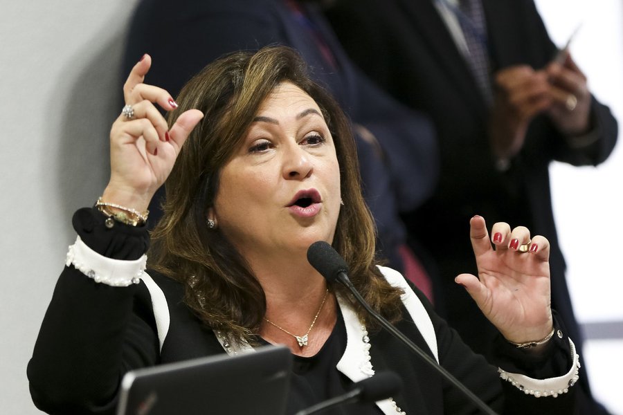 O ministro do STF Gilmar Mendes prorrogou por 60 dias o prazo para investigação contra a senadora Kátia Abreu (PMDB-TO); Kátia Abreu foi acusada por delatores da Odebrecht de receber dinheiro através de caixa dois para fazer campanha nas eleições de 2014 (Foto: Leonardo Lucena) O ministro do STF Gilmar Mendes prorrogou por 60 dias o prazo para investigação contra a senadora Kátia Abreu (PMDB-TO); Kátia Abreu foi acusada por delatores da Odebrecht de receber dinheiro através de caixa dois para fazer campanha nas eleições de 2014
