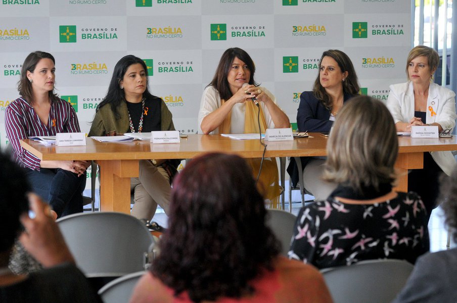 As atividades dos 16 Dias de Ativismo pelo Fim da Violência contra as Mulheres, no âmbito do Distrito Federal, incluem capacitação de profissionais de saúde, mobilização em hospitais e debate com a comunidade; a campanha da Entidade das Nações Unidas para a Igualdade de Gênero e o Empoderamento das Mulheres (ONU Mulheres) conta com a adesão do governo de Brasília; a proposta da iniciativa é chamar a atenção da sociedade — homens e mulheres — para os vários fatores que naturalizaram a agressão das mulheres por pessoas do sexo masculino, em especial, por companheiros, pais e parentes próximos (Foto: Leonardo Lucena) As atividades dos 16 Dias de Ativismo pelo Fim da Violência contra as Mulheres, no âmbito do Distrito Federal, incluem capacitação de profissionais de saúde, mobilização em hospitais e debate com a comunidade; a campanha da Entidade das Nações Unidas para a Igualdade de Gênero e o Empoderamento das Mulheres (ONU Mulheres) conta com a adesão do governo de Brasília; a proposta da iniciativa é chamar a atenção da sociedade — homens e mulheres — para os vários fatores que naturalizaram a agressão das mulheres por pessoas do sexo masculino, em especial, por companheiros, pais e parentes próximos