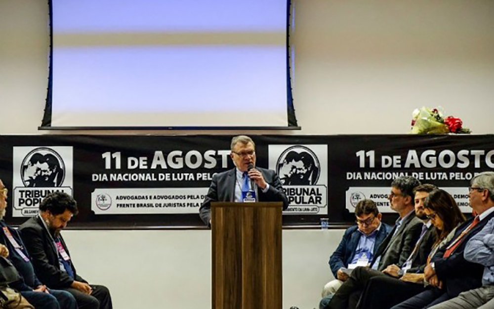 Para Eugênio Aragão, a teoria de separação de poderes, "tão proclamada na literatura jurídica, na verdade se constitui numa enorme falácia". Ele identifica um "poder de classe", que se "capilariza" em todo o Estado e que se esforça justamente para manter as desigualdades entre classes. Também criticou a polícia, que classificou de "vitaminada" e sem controle. Assim, seria muito mais fácil "um ministro da Justiça cair porque teve dificuldade de relação com um diretor da Polícia Federal" do que um diretor da PF cair (Foto: Leonardo Attuch) Para Eugênio Aragão, a teoria de separação de poderes, "tão proclamada na literatura jurídica, na verdade se constitui numa enorme falácia". Ele identifica um "poder de classe", que se "capilariza" em todo o Estado e que se esforça justamente para manter as desigualdades entre classes. Também criticou a polícia, que classificou de "vitaminada" e sem controle. Assim, seria muito mais fácil "um ministro da Justiça cair porque teve dificuldade de relação com um diretor da Polícia Federal" do que um diretor da PF cair