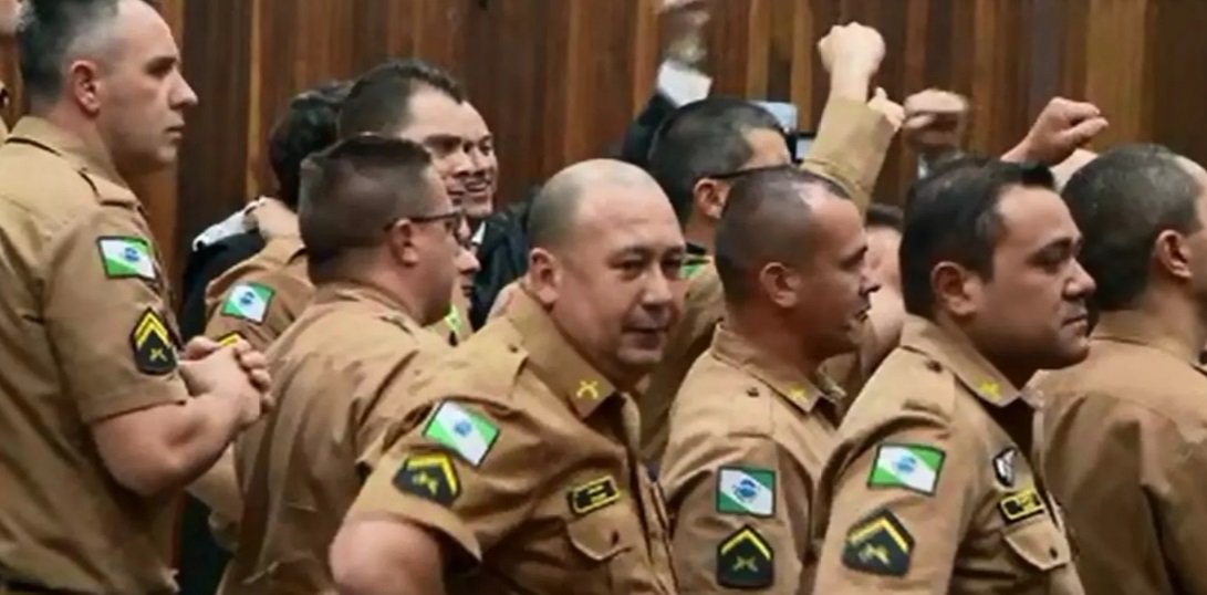 O Ministério Público do Paraná (MP-PR) recorreu da decisão que absolveu 13 policiais militares acusados de matar cinco suspeitos de roubar um carro, no ano de 2009, em Curitiba; foi o maior julgamento do estado por causa do número de réus e de testemunhas arroladas – 47 de defesa (algumas foram) e dez de acusação; os policiais foram absolvidos dos crimes de homicídio triplamente qualificado e fraude processual pela morte (Foto: Leonardo Lucena) O Ministério Público do Paraná (MP-PR) recorreu da decisão que absolveu 13 policiais militares acusados de matar cinco suspeitos de roubar um carro, no ano de 2009, em Curitiba; foi o maior julgamento do estado por causa do número de réus e de testemunhas arroladas – 47 de defesa (algumas foram) e dez de acusação; os policiais foram absolvidos dos crimes de homicídio triplamente qualificado e fraude processual pela morte