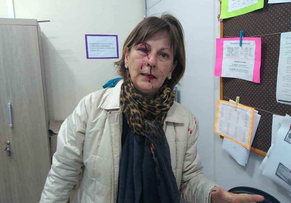 A Justiça determinou a internação do adolescente de 15 anos acusado de agredir sua professora numa escola de Indaial, no Vale do Itajaí, Santa Catarina; segundo a promotoria, que pediu a internação, o jovem não havia sido localizado pelo oficial de Justiça até as 19h desta sexta-feira 25; o caso ocorreu na manhã de segunda-feira 21 e causou grande comoção nas redes sociais, depois que a professora postou uma foto do rosto sangrando e com o olho machucado (Foto: Gisele Federicce) A Justiça determinou a internação do adolescente de 15 anos acusado de agredir sua professora numa escola de Indaial, no Vale do Itajaí, Santa Catarina; segundo a promotoria, que pediu a internação, o jovem não havia sido localizado pelo oficial de Justiça até as 19h desta sexta-feira 25; o caso ocorreu na manhã de segunda-feira 21 e causou grande comoção nas redes sociais, depois que a professora postou uma foto do rosto sangrando e com o olho machucado