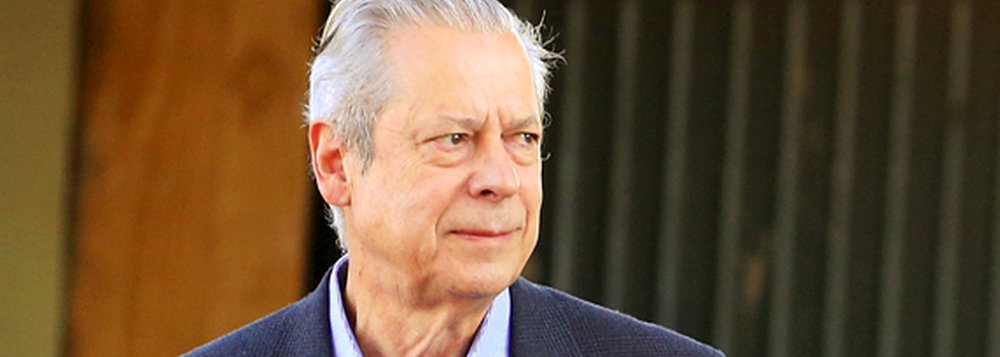 Em sua primeira manifestação pública após deixar a prisão, o ex-ministro José Dirceu fez uma crítica à coalizão golpista que derrubou o governo legitimamente eleito de Dilma Rousseff para alavancar ao poder um projeto de Brasil derrotado nas urnas; para Dirceu, chegou o momento de lutar pelo retomar a democracia; "O Brasil precisa de liberdade para decidir seu futuro, com eleições diretas, um novo governo popular e a convocação de Constituinte soberana", pede o ex-ministro; o petista completa: "Não há espaço para conciliação. É necessário, para o bem-estar social do país, dar fim à armadilha de uma falsa harmonia nacional e um ludibrioso salvacionismo contra a corrupção" (Foto: Giuliana Miranda) Em sua primeira manifestação pública após deixar a prisão, o ex-ministro José Dirceu fez uma crítica à coalizão golpista que derrubou o governo legitimamente eleito de Dilma Rousseff para alavancar ao poder um projeto de Brasil derrotado nas urnas; para Dirceu, chegou o momento de lutar pelo retomar a democracia; "O Brasil precisa de liberdade para decidir seu futuro, com eleições diretas, um novo governo popular e a convocação de Constituinte soberana", pede o ex-ministro; o petista completa: "Não há espaço para conciliação. É necessário, para o bem-estar social do país, dar fim à armadilha de uma falsa harmonia nacional e um ludibrioso salvacionismo contra a corrupção"