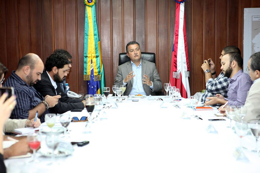 Em almoço com jornalistas nesta quarta-feira, o governador Rui Costa negou estar se esquivando de comentar o cenário pré-eleitoral, como o episódio da pesquisa divulgada no final da semana passada sobre a disputa pelo governo do Estado em 2018; levantamento do instituto Paraná Pesquisas aponta o prefeito ACM Neto (DEM) liderando a preferência dos baianos para o governo do Estado em 2018; Rui afirmou que "a essa altura pesquisa só serve para que o dono da empresa que a fez ganhe dinheiro. Ninguém vota antes do dia, só depois de uma campanha inteira" (Foto: Romulo Faro) Em almoço com jornalistas nesta quarta-feira, o governador Rui Costa negou estar se esquivando de comentar o cenário pré-eleitoral, como o episódio da pesquisa divulgada no final da semana passada sobre a disputa pelo governo do Estado em 2018; levantamento do instituto Paraná Pesquisas aponta o prefeito ACM Neto (DEM) liderando a preferência dos baianos para o governo do Estado em 2018; Rui afirmou que "a essa altura pesquisa só serve para que o dono da empresa que a fez ganhe dinheiro. Ninguém vota antes do dia, só depois de uma campanha inteira"