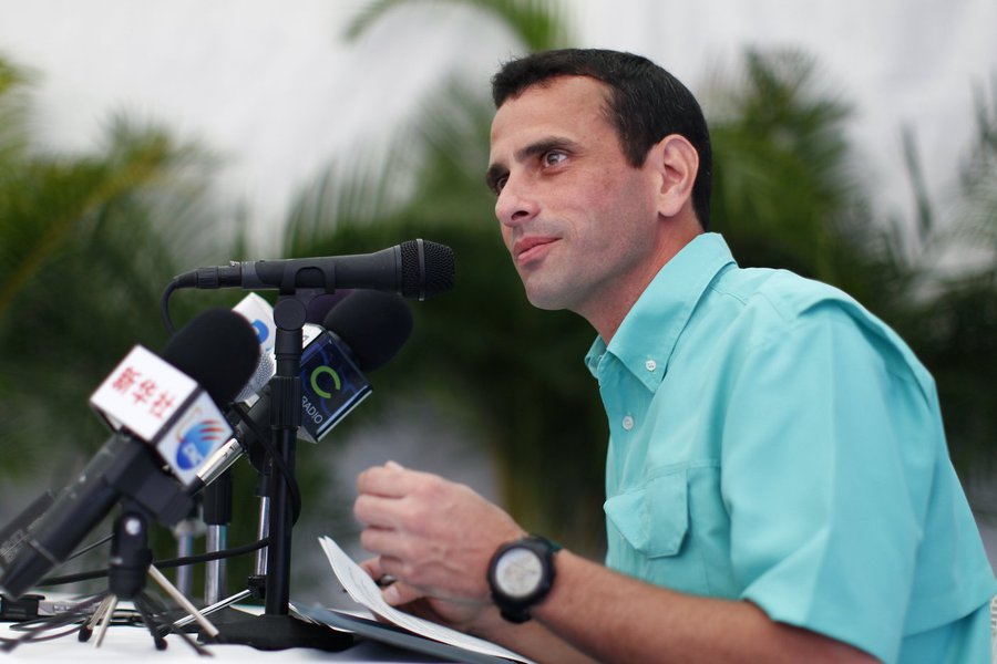 O governador do estado Miranda (centro) da Venezuela, o opositor Henrique Capriles, assegurou que o processo de Assembleia Nacional Constituinte convocada pelo presidente do país, Nicolás Maduro, será usado para "cortar cabeças"; "Eles disseram por que querem a Constituinte, é para cortar cabeças, para tirar a procuradora. Não escutei ninguém do governo dizer que essa Constituinte será para que haja comida e remédios, é só para cortar a cabeça da procuradora e qualquer um que não compartilhe das suas decisões", disse Capriles (Foto: Romulo Faro) O governador do estado Miranda (centro) da Venezuela, o opositor Henrique Capriles, assegurou que o processo de Assembleia Nacional Constituinte convocada pelo presidente do país, Nicolás Maduro, será usado para "cortar cabeças"; "Eles disseram por que querem a Constituinte, é para cortar cabeças, para tirar a procuradora. Não escutei ninguém do governo dizer que essa Constituinte será para que haja comida e remédios, é só para cortar a cabeça da procuradora e qualquer um que não compartilhe das suas decisões", disse Capriles