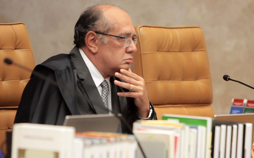 "A Veja deu uma capa o chamando de "juiz que discorda do Brasil" e a Globo o critica dia sim, dia sim também. Dá quase pena do Merval Pereira", escreve Kiko Nogueira, editor do Diário do Centro do Mundo, sobre o "espancamento" da mídia ao ministro do Supremo Tribunal Federal Gilmar Mendes, o "queridinho" dos tucanos e de movimentos sociais como o 'Vem Pra Rua'; "Até ontem, GM era o herói dessa gente", diz Kiko Nogueira (Foto: Romulo Faro) "A Veja deu uma capa o chamando de "juiz que discorda do Brasil" e a Globo o critica dia sim, dia sim também. Dá quase pena do Merval Pereira", escreve Kiko Nogueira, editor do Diário do Centro do Mundo, sobre o "espancamento" da mídia ao ministro do Supremo Tribunal Federal Gilmar Mendes, o "queridinho" dos tucanos e de movimentos sociais como o 'Vem Pra Rua'; "Até ontem, GM era o herói dessa gente", diz Kiko Nogueira