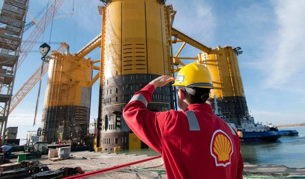 De olho na venda dos campos do pré-sal vendidos a preço irrisório pelo governo Michel Temer, a Shell participará dos leilões do pré-sal na próxima sexta-feira e está confiante de que pode bombear o petróleo dos campos de águas profundas por menos de US$ 40 dólares por barril, segundo executivos da companhia; oito blocos em oferta detêm bilhões de barris em reservas e, pela primeira vez, o país permitirá que petroleiras estrangeiras sejam operadoras dos campos da região (Foto: Paulo Emílio) De olho na venda dos campos do pré-sal vendidos a preço irrisório pelo governo Michel Temer, a Shell participará dos leilões do pré-sal na próxima sexta-feira e está confiante de que pode bombear o petróleo dos campos de águas profundas por menos de US$ 40 dólares por barril, segundo executivos da companhia; oito blocos em oferta detêm bilhões de barris em reservas e, pela primeira vez, o país permitirá que petroleiras estrangeiras sejam operadoras dos campos da região