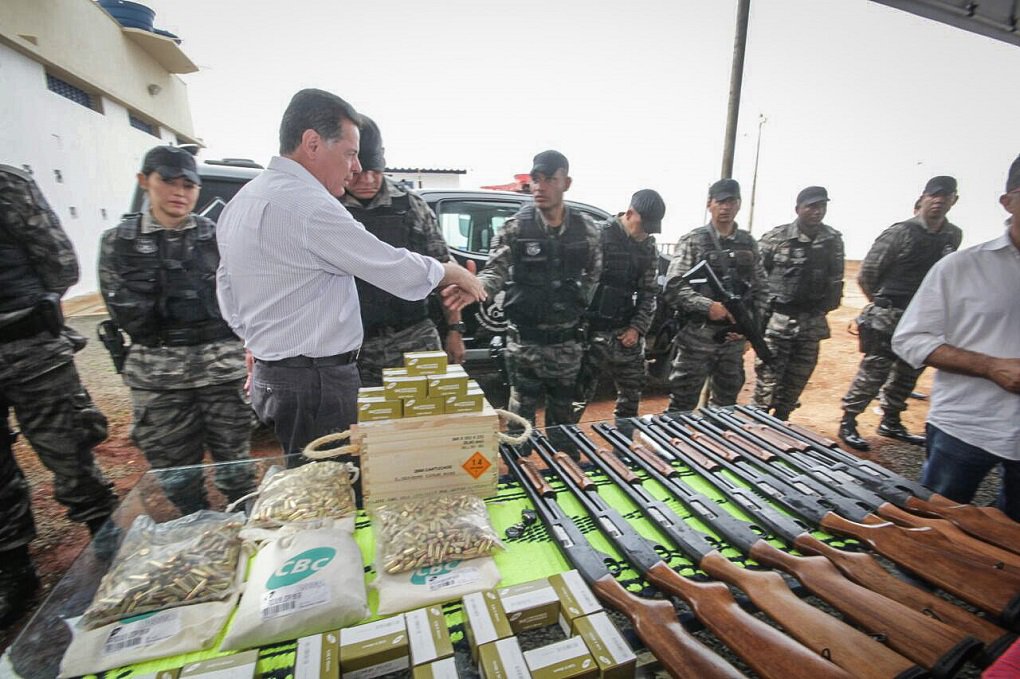 Com foco no fortalecimento do Sistema Prisional, o governador Marconi Perillo inaugurou na manhã deste domingo (29), a ampliação do presídio de Jataí (GO), que agora conta com 86 vagas, entregou novas viaturas, armamentos modernos e munições; ao todo, o investimento em segurança pública na cidade soma R$ 3,6 milhões; "Nós estamos concluindo alguns presídios e construído outros em Goiás e, por meio de parceria com o Tribunal de Justiça, vamos ampliar ainda mais o número de vagas nos presídios", afirmou Marconi, que explicou às pessoas presentes à inauguração que por meio do reforço na segurança já foi possível reduzir os índices de criminalidade em Jataí (Foto: José Barbacena) Com foco no fortalecimento do Sistema Prisional, o governador Marconi Perillo inaugurou na manhã deste domingo (29), a ampliação do presídio de Jataí (GO), que agora conta com 86 vagas, entregou novas viaturas, armamentos modernos e munições; ao todo, o investimento em segurança pública na cidade soma R$ 3,6 milhões; "Nós estamos concluindo alguns presídios e construído outros em Goiás e, por meio de parceria com o Tribunal de Justiça, vamos ampliar ainda mais o número de vagas nos presídios", afirmou Marconi, que explicou às pessoas presentes à inauguração que por meio do reforço na segurança já foi possível reduzir os índices de criminalidade em Jataí