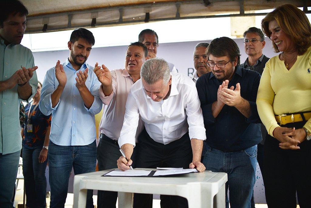 Foi dado o primeiro passo no processo de regularização da Vila Basevi, na Fercal; do Assentamento Incra 8, em Ceilândia; e do Engenho das Lajes, no Gama; a assinatura do decreto que estabelece as regiões como Parcelamentos Urbanos Isolados (PUIs) ocorreu no Núcleo Rural Engenho das Lajes; os locais deixam de ser considerados áreas rurais e passam a ser áreas urbanas. Ao todo, serão beneficiadas 7.340 pessoas (Foto: Leonardo Lucena) Foi dado o primeiro passo no processo de regularização da Vila Basevi, na Fercal; do Assentamento Incra 8, em Ceilândia; e do Engenho das Lajes, no Gama; a assinatura do decreto que estabelece as regiões como Parcelamentos Urbanos Isolados (PUIs) ocorreu no Núcleo Rural Engenho das Lajes; os locais deixam de ser considerados áreas rurais e passam a ser áreas urbanas. Ao todo, serão beneficiadas 7.340 pessoas