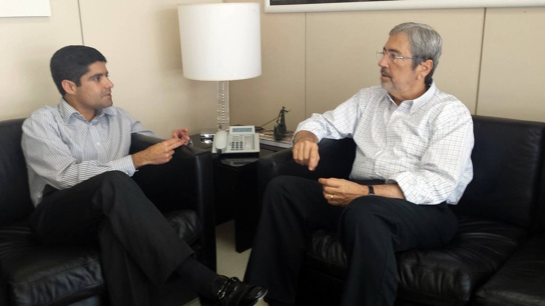 O prefeito ACM Neto (DEM) nega que tenha vetado o nome do ministro da Secretaria de Governo, Antônio Imbassahy (PSDB), para uma possível vaga na chapa majoritária que o democrata deve encabeçar como candidato a governador da Bahia em 2018; o ministro tucano é especulado para ser candidato ao Senado no próximo ano; ACM Neto teria conversado sobre a composição com o presidente em exercício do PSDB, senador Tasso Jereissati, e disse que não cogita dividir o palanque com Imbassahy; se essa for a única opção de parceria oferecida pelos tucanos para aliança em 2018, ACM teria dito que 'seria melhor que o partido procurasse outro postulante ao governo para se coligar' (Foto: Romulo Faro) O prefeito ACM Neto (DEM) nega que tenha vetado o nome do ministro da Secretaria de Governo, Antônio Imbassahy (PSDB), para uma possível vaga na chapa majoritária que o democrata deve encabeçar como candidato a governador da Bahia em 2018; o ministro tucano é especulado para ser candidato ao Senado no próximo ano; ACM Neto teria conversado sobre a composição com o presidente em exercício do PSDB, senador Tasso Jereissati, e disse que não cogita dividir o palanque com Imbassahy; se essa for a única opção de parceria oferecida pelos tucanos para aliança em 2018, ACM teria dito que 'seria melhor que o partido procurasse outro postulante ao governo para se coligar'