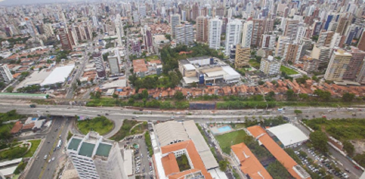 A Assembleia Legislativa aprovou ontem (6) a mensagem do Governo do Ceará que permite a execução a desapropriação de imóveis e remoção das famílias impactadas pelas obras Veículo Leve sobre Trilhos (VLT). As famílias devem ser reassentadas em empreendimentos do Programa Minha Casa, Minha Vida ou indenizadas. Cerca de 2.600 imóveis devem ser desapropriados em toda a extensão do ramal Parangaba-Mucuripe (Foto: Fatima 247) A Assembleia Legislativa aprovou ontem (6) a mensagem do Governo do Ceará que permite a execução a desapropriação de imóveis e remoção das famílias impactadas pelas obras Veículo Leve sobre Trilhos (VLT). As famílias devem ser reassentadas em empreendimentos do Programa Minha Casa, Minha Vida ou indenizadas. Cerca de 2.600 imóveis devem ser desapropriados em toda a extensão do ramal Parangaba-Mucuripe