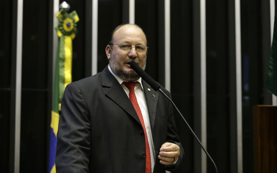 Deputado federal João Daniel (PT/SE) lamentou o anúncio do governo Michel Temer em privatizar o sistema Eletrobras; para ele, a história vai provar que nenhum governo que deu um golpe nesse país, em tão pouco tempo fez um desmonte de tal tamanho; "Esse governo golpista agora quer privatizar o sistema Eletrobras. Nenhum país terá soberania nacional, será grande e terá um povo que resolve seus problemas educacionais, de saúde e de infraestrutura se não tiver empresas fortes e grandes, se não tiver bancos públicos, se não tiver governo que tenha respeito pelas coisas públicas", afirmou (Foto: Paulo Emílio) Deputado federal João Daniel (PT/SE) lamentou o anúncio do governo Michel Temer em privatizar o sistema Eletrobras; para ele, a história vai provar que nenhum governo que deu um golpe nesse país, em tão pouco tempo fez um desmonte de tal tamanho; "Esse governo golpista agora quer privatizar o sistema Eletrobras. Nenhum país terá soberania nacional, será grande e terá um povo que resolve seus problemas educacionais, de saúde e de infraestrutura se não tiver empresas fortes e grandes, se não tiver bancos públicos, se não tiver governo que tenha respeito pelas coisas públicas", afirmou