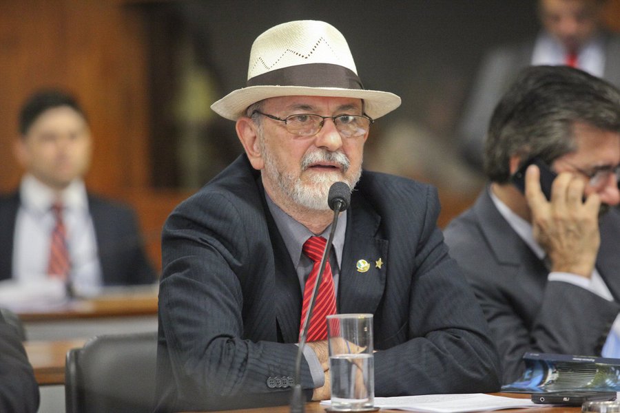 Após o encontro realizado pelo PT, neste final de semana, o diretório do partido definiu que lançará a pré-candidatura do deputado estadual Paulo Mourão ao governo do Estado; o suplente ao Senado e senador durante 2015 e 2016, Donizeti Nogueira (PT), afirmou que não será contra a indicação do parlamentar, mas que ainda é cedo para definir nomes, porque outros nomes podem surgir até o encontro estadual do partido; “Hoje é hora de todo mundo lançar suas pretensões, e eleição disputa quem consegue fazer uma boa coligação. Inscrevi-me há mais de 60 dias como pré-candidato ao senado pelo PT” (Foto: Leonardo Lucena) Após o encontro realizado pelo PT, neste final de semana, o diretório do partido definiu que lançará a pré-candidatura do deputado estadual Paulo Mourão ao governo do Estado; o suplente ao Senado e senador durante 2015 e 2016, Donizeti Nogueira (PT), afirmou que não será contra a indicação do parlamentar, mas que ainda é cedo para definir nomes, porque outros nomes podem surgir até o encontro estadual do partido; “Hoje é hora de todo mundo lançar suas pretensões, e eleição disputa quem consegue fazer uma boa coligação. Inscrevi-me há mais de 60 dias como pré-candidato ao senado pelo PT”