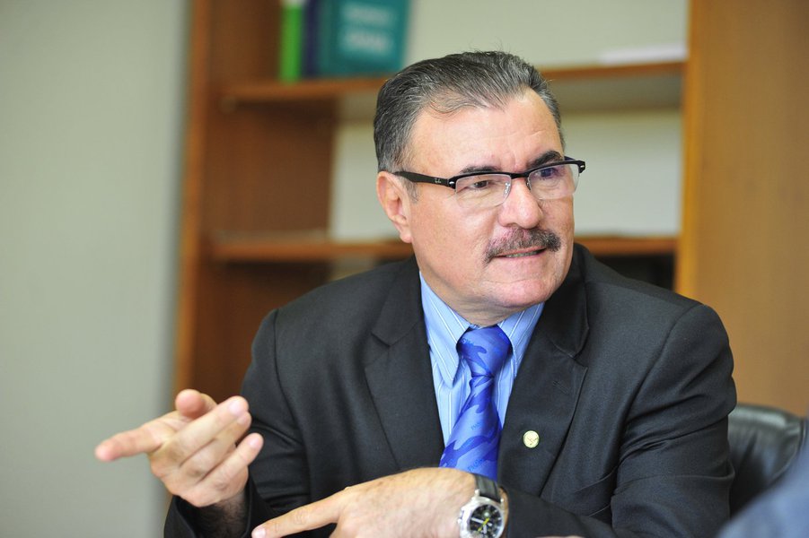 O deputado federal Cícero Almeida(Podemos) alertou a bancada federal de Alagoas para o drama enfrentado pelos produtores de leite no Estado, que vivem situação de quase falência em função da quebra de compromisso do governo federal, que deve ao setor cerca de R$ 30 milhões, referente a execução do Programa do Leite; instalado no governo Lula da Silva, atendia a cerca de 80 mil famílias; “Cheguei a tratar da questão com o próprio ministro da Agricultura Blairo Maggi, mas até agora o governo federal não se posicionou”, disse Cícero (Foto: Voney Malta) O deputado federal Cícero Almeida(Podemos) alertou a bancada federal de Alagoas para o drama enfrentado pelos produtores de leite no Estado, que vivem situação de quase falência em função da quebra de compromisso do governo federal, que deve ao setor cerca de R$ 30 milhões, referente a execução do Programa do Leite; instalado no governo Lula da Silva, atendia a cerca de 80 mil famílias; “Cheguei a tratar da questão com o próprio ministro da Agricultura Blairo Maggi, mas até agora o governo federal não se posicionou”, disse Cícero