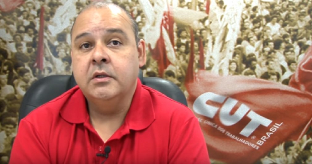 Presidente da CUT, Vagner Freitas, gravou vídeo para pedir que a imagem do deputado federal Rogério Marinho, relator da reforma Trabalhista na Câmara, seja espalhada no estado do Rio Grande do Norte e ele "nunca mais se reeleja"; Freitas também avisou que a greve geral do dia 28 continua de pé; "Continuamos aqui na resistência"; "Estamos lá fora, pressionando com os companheiros da CUT e movimentos sociais. A nossa resposta se dará na greve geral do dia 28. Nós podemos vencer", disse (Foto: José Barbacena) Presidente da CUT, Vagner Freitas, gravou vídeo para pedir que a imagem do deputado federal Rogério Marinho, relator da reforma Trabalhista na Câmara, seja espalhada no estado do Rio Grande do Norte e ele "nunca mais se reeleja"; Freitas também avisou que a greve geral do dia 28 continua de pé; "Continuamos aqui na resistência"; "Estamos lá fora, pressionando com os companheiros da CUT e movimentos sociais. A nossa resposta se dará na greve geral do dia 28. Nós podemos vencer", disse