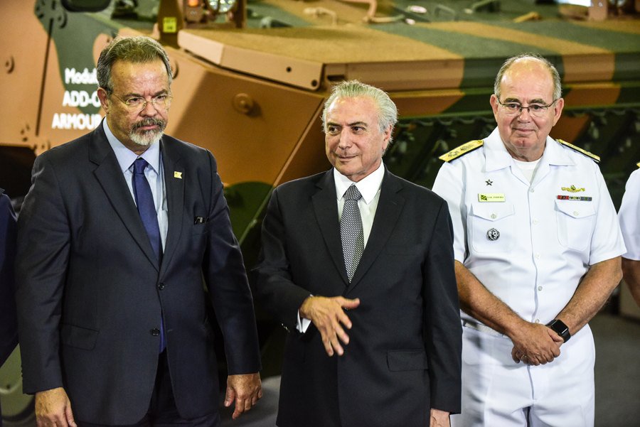 Jamais, em tempo algum, o Brasil se subordinou tanto, ao ponto de dobrar seus joelhos e não conseguir se levantar. Trata-se da entrega total do País por parte de ladrões e bandoleiros, que tomaram de assalto o Palácio do Planalto, como fazem os bandidos e delinquentes nas ruas, nas lojas e nas residências das cidades (Foto: Davis Sena Filho) Jamais, em tempo algum, o Brasil se subordinou tanto, ao ponto de dobrar seus joelhos e não conseguir se levantar. Trata-se da entrega total do País por parte de ladrões e bandoleiros, que tomaram de assalto o Palácio do Planalto, como fazem os bandidos e delinquentes nas ruas, nas lojas e nas residências das cidades