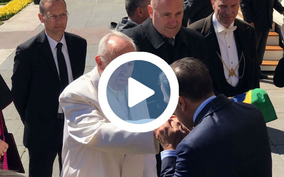 Prefeito de São Paulo, João Doria (PSDB), encontrou-se com o Papa Francisco no Vaticano, na manhã desta quarta-feira, 19, e pediu que o Papa revisse a decisão de não vir ao Brasil em outubro; em resposta, repetiu o não dado a Michel Temer. "Será muito difícil. É difícil, mas espiritualmente estou com vocês", respondeu; Doria ainda disse que Francisco havia sido orientado inadequadamente sobre a decisão de não encontrar-se com Temer; "Entendo que talvez não tenha havido uma orientação adequada ao Santo Padre porque não estar presente numa data tão importante como essa, a maior nação católica do mundo, não me parece talvez a melhor medida. Mas quem sou eu para julgar o Papa?", falou (Foto: Aquiles Lins) Prefeito de São Paulo, João Doria (PSDB), encontrou-se com o Papa Francisco no Vaticano, na manhã desta quarta-feira, 19, e pediu que o Papa revisse a decisão de não vir ao Brasil em outubro; em resposta, repetiu o não dado a Michel Temer. "Será muito difícil. É difícil, mas espiritualmente estou com vocês", respondeu; Doria ainda disse que Francisco havia sido orientado inadequadamente sobre a decisão de não encontrar-se com Temer; "Entendo que talvez não tenha havido uma orientação adequada ao Santo Padre porque não estar presente numa data tão importante como essa, a maior nação católica do mundo, não me parece talvez a melhor medida. Mas quem sou eu para julgar o Papa?", falou