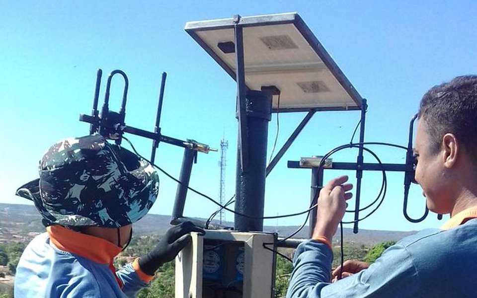 Numa experiência inédita nos sistemas de abastecimento operados pela Agespisa, a companhia está utilizando a energia solar no processo de automatização de poços; a primeira experiência acaba de ser implantada em Uruçuí, a cerca de 500 km ao Sul de Teresina; com a iniciativa, a Agespisa busca aumentar a oferta no abastecimento para a população, obter maior controle da qualidade da água e aumentar a conservação do manancial subterrâneo (Foto: Leonardo Lucena) Numa experiência inédita nos sistemas de abastecimento operados pela Agespisa, a companhia está utilizando a energia solar no processo de automatização de poços; a primeira experiência acaba de ser implantada em Uruçuí, a cerca de 500 km ao Sul de Teresina; com a iniciativa, a Agespisa busca aumentar a oferta no abastecimento para a população, obter maior controle da qualidade da água e aumentar a conservação do manancial subterrâneo