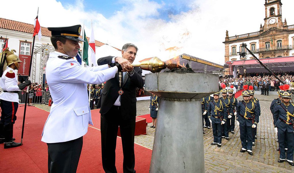 A cidade de Ouro Preto (MG) sedia a tradicional cerimônia de entrega da Medalha da Inconfidência, a maior honraria concedida pelo governo mineiro; serão agraciadas 171 personalidades que contribuíram para o desenvolvimento de Minas Gerais e do Brasil; além disso, o ex-presidente da África do Sul, Nelson Mandela, será homenageado in memorian; medalha da Inconfidência foi instituída em 1952 pelo então governador mineiro Juscelino Kubitschek (Foto: Voney Malta) A cidade de Ouro Preto (MG) sedia a tradicional cerimônia de entrega da Medalha da Inconfidência, a maior honraria concedida pelo governo mineiro; serão agraciadas 171 personalidades que contribuíram para o desenvolvimento de Minas Gerais e do Brasil; além disso, o ex-presidente da África do Sul, Nelson Mandela, será homenageado in memorian; medalha da Inconfidência foi instituída em 1952 pelo então governador mineiro Juscelino Kubitschek