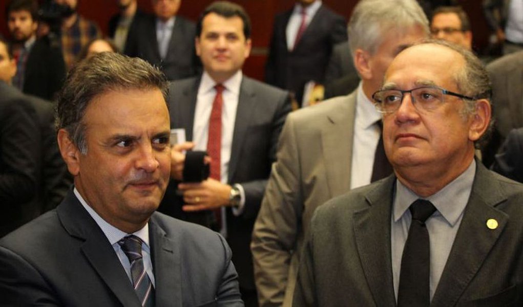 Segundo nota da Coluna do Estadão, o senador tucano, desesperado desde a prisão da irmã, telefonou para senadores pedindo que interviessem com o ministro Gilmar Mendes, do STF, para que atuasse pela sua soltura; não adiantou: o Supremo decidiu nesta semana manter a prisão de Andrea (Foto: Gisele Federicce) Segundo nota da Coluna do Estadão, o senador tucano, desesperado desde a prisão da irmã, telefonou para senadores pedindo que interviessem com o ministro Gilmar Mendes, do STF, para que atuasse pela sua soltura; não adiantou: o Supremo decidiu nesta semana manter a prisão de Andrea