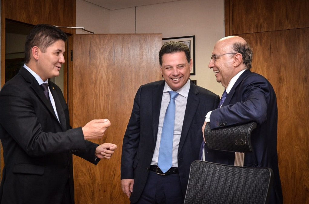 A rápida convalidação dos incentivos fiscais no âmbito do Conselho Nacional de Política Fazendária (Confaz) e a definição do marco regulatório do etanol, que permita a implantação do programa Renova Bio, foram os temas da audiência do governador Marconi Perillo com o ministro da Fazenda, Henrique Meirelles, na quarta-feira, em Brasília; a convalidação não exige a unanimidade do Confaz, permitindo que o convênio sobre incentivos fiscais seja aprovado e ratificado com o voto favorável de um mínimo de 2/3 dos estados e 1/3 dos estados integrantes de cada uma das cinco regiões do País (Foto: José Barbacena) A rápida convalidação dos incentivos fiscais no âmbito do Conselho Nacional de Política Fazendária (Confaz) e a definição do marco regulatório do etanol, que permita a implantação do programa Renova Bio, foram os temas da audiência do governador Marconi Perillo com o ministro da Fazenda, Henrique Meirelles, na quarta-feira, em Brasília; a convalidação não exige a unanimidade do Confaz, permitindo que o convênio sobre incentivos fiscais seja aprovado e ratificado com o voto favorável de um mínimo de 2/3 dos estados e 1/3 dos estados integrantes de cada uma das cinco regiões do País