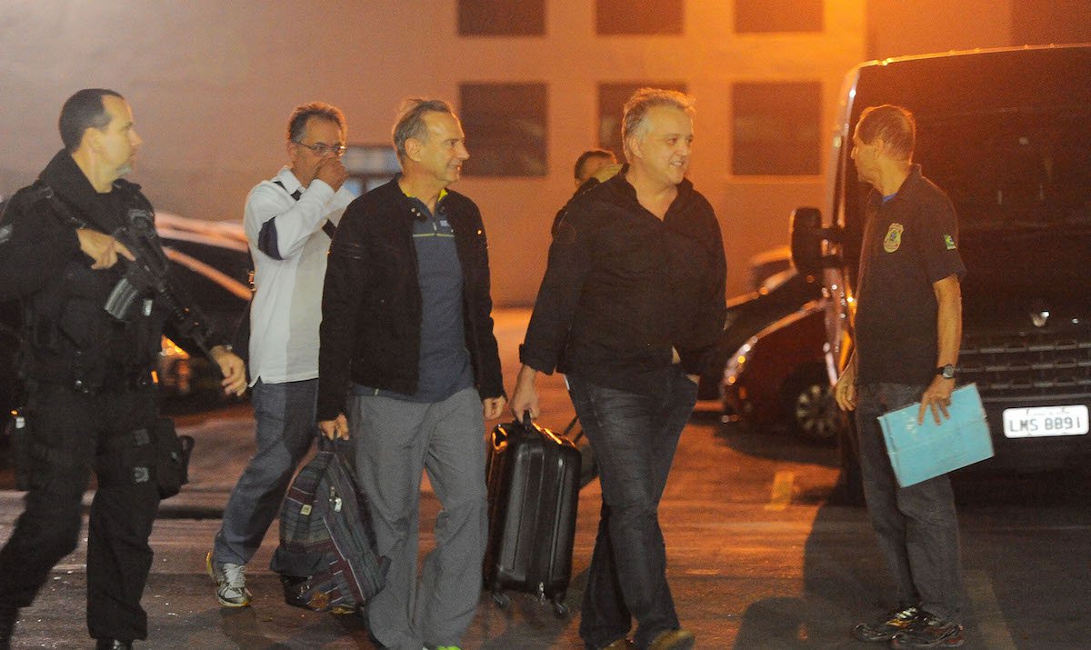 Rio de Janeiro - Empresário Carlinhos Cachoeira (de preto), o ex-diretor da Delta, Cláudio Abreu (de branco) e o empresário Adir Assad (de jaqueta) embarcam na viatura da Polícia Federal (Fernando Frazão/Agência Brasil) (Foto: Giuliana Miranda) Rio de Janeiro - Empresário Carlinhos Cachoeira (de preto), o ex-diretor da Delta, Cláudio Abreu (de branco) e o empresário Adir Assad (de jaqueta) embarcam na viatura da Polícia Federal (Fernando Frazão/Agência Brasil)