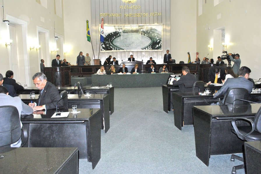 O governo de Alagoas encaminhou à Assembleia Legislativa (ALE) projeto de lei que institui a bolsa de qualificação profissional para os agentes penitenciários; segundo o Executivo, permitirá o pagamento da referida bolsa por, no máximo, 38 meses, incentivando a qualificação, a formação continuada e a preparação para os desafios diários de sua profissão; valor atual que os agentes receberão corresponde a R$ 900 (Foto: Voney Malta) O governo de Alagoas encaminhou à Assembleia Legislativa (ALE) projeto de lei que institui a bolsa de qualificação profissional para os agentes penitenciários; segundo o Executivo, permitirá o pagamento da referida bolsa por, no máximo, 38 meses, incentivando a qualificação, a formação continuada e a preparação para os desafios diários de sua profissão; valor atual que os agentes receberão corresponde a R$ 900